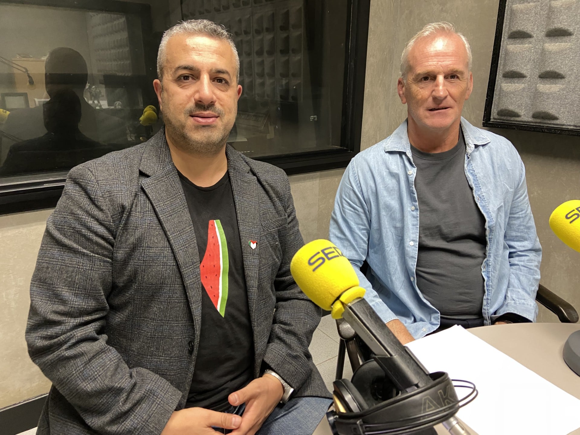 Yousef Al-Haolu junto a Iñaki Laskurain en los estudios de Radio Eibar