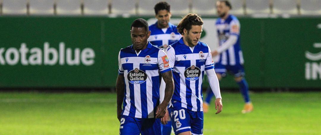 Los jugadores del Deportivo tras el partido ante el Racing