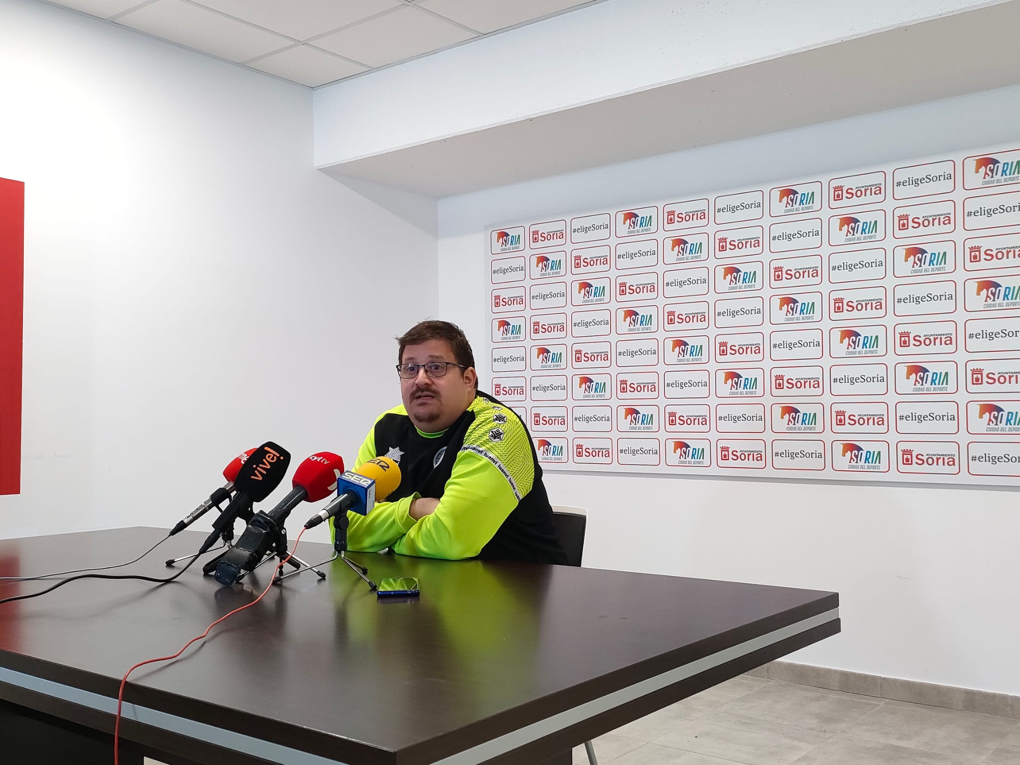 Jordi Lluelles, entrenador del Balonmano Soria, en rueda de prensa.