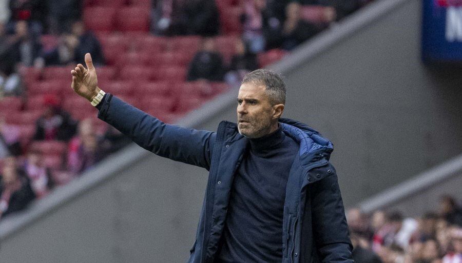 Garitano siempre activo en la banda del Metropolitano corrigiendo al equipo.