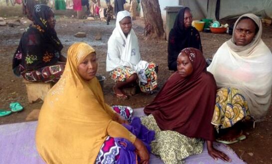 Rahima,su madre Fana y Ashama durante su charla con la SER