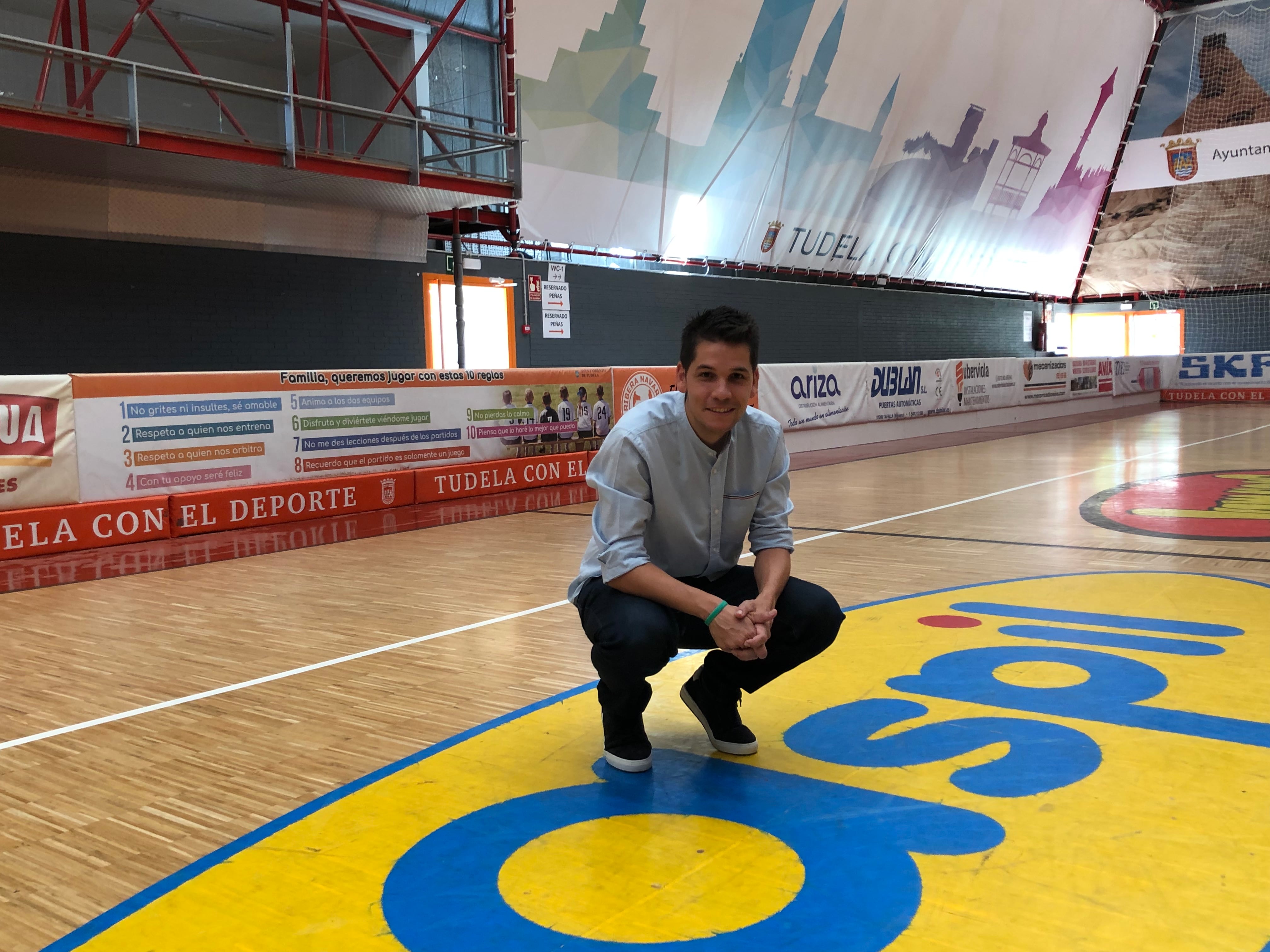 Diego Ríos, nuevo entrenador del Aspil Jumpers Ribera Navarra FS, en el polideportivo Ciudad de Tudela