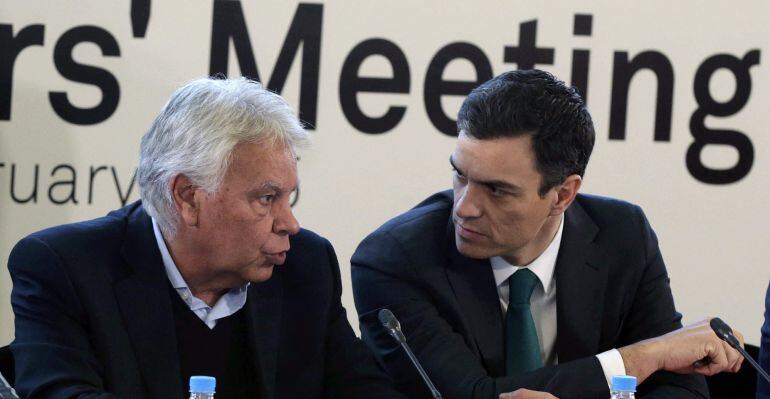 GRA071. MADRID, 21/02/2015.- El secretario general del PSOE, Pedro Sánchez (d), junto al expresidente del Gobierno español Felipe González (i), durante la cumbre que celebran hoy unos cuarenta líderes socialdemócratas en Madrid para acordar medidas con la