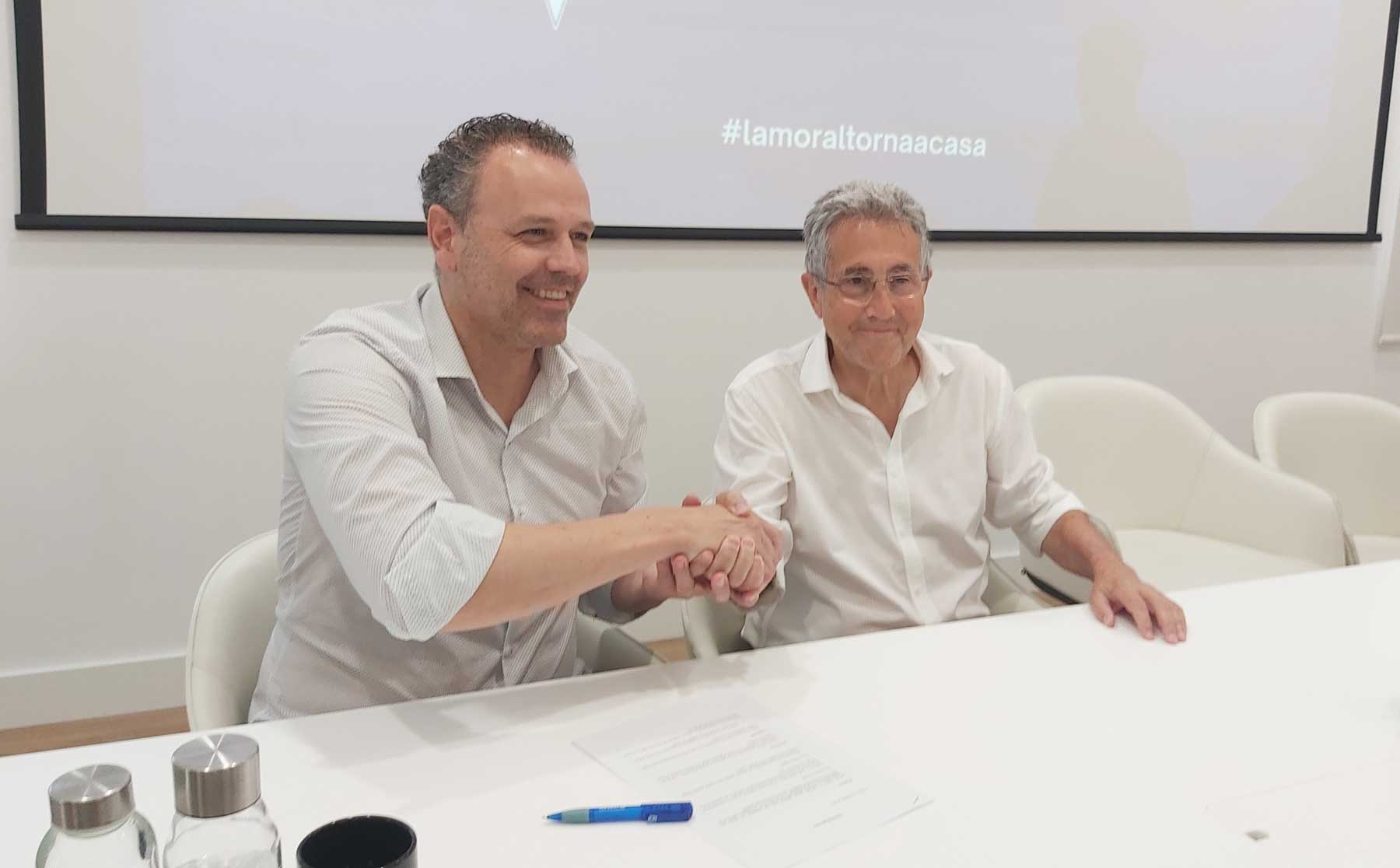 Chiqui Linares y Pep Jordá estrechan la mano después de la firma del convenio