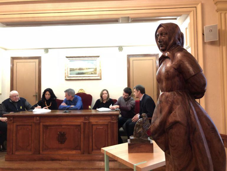 Un moment de la signatura del conveni. En primer terme, una escultura de Soriano Montagut.