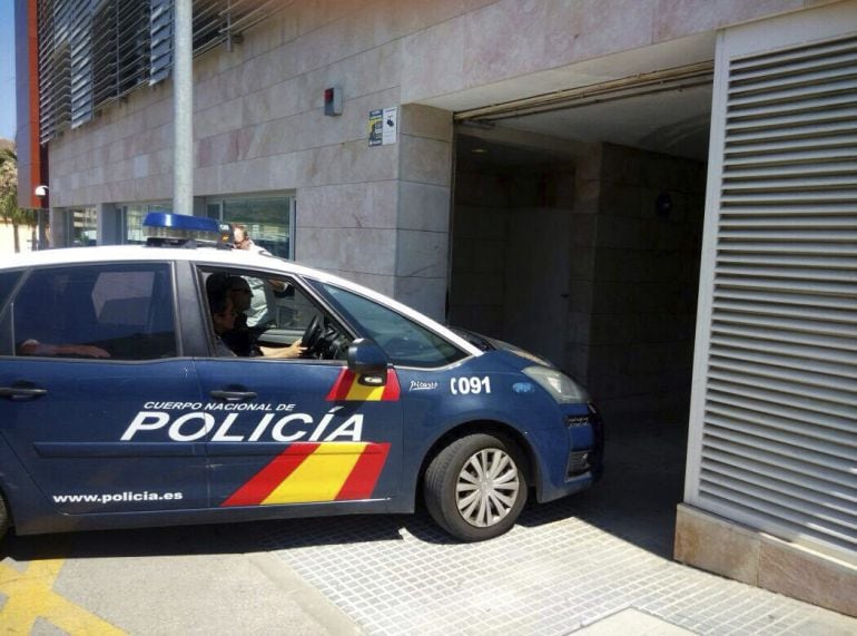 GRA299. VÉLEZ-MÁLAGA (MÁLAGA), 23/06/2015.- El turista danés de 50 años detenido tras la muerte de su pareja de la misma nacionalidad, en un hotel de Vélez-Málaga, ha llegado en el coche de la Policía para ser puesto hoy a disposición judicial y está acusado de un supuesto delito de homicidio, según han informado a Efe fuentes próximas a la investigación. EFE/Enrique Hidalgo