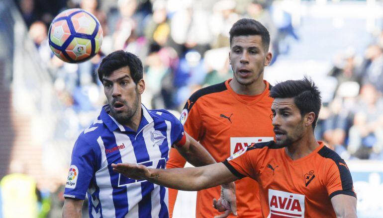 Adrián González trata de llevarse la pelota ante Manu García