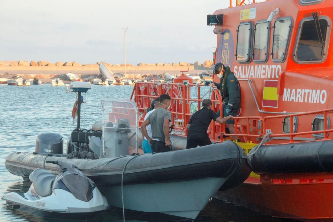 Servicio Marítimo de la Guardia Civil traslada a los seis inmigrantes rescatados al puerto de Motril