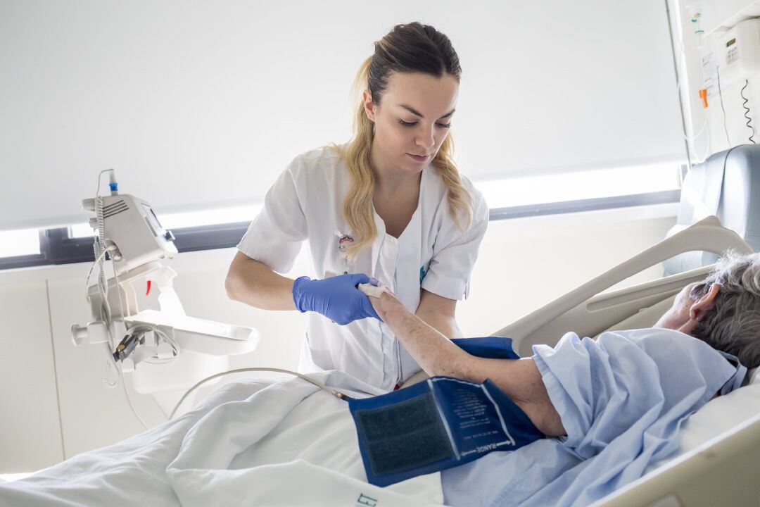 Enfermera del Hospital de Mollet (Barcelona) controla los signos vitales de una persona ingresada.