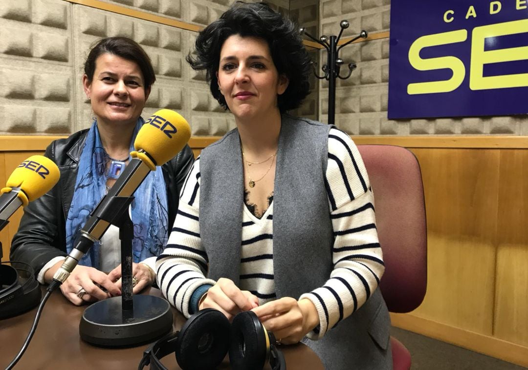 Ana Ulibarri y Beatriz Balbona en los estudios de Radio Asturias