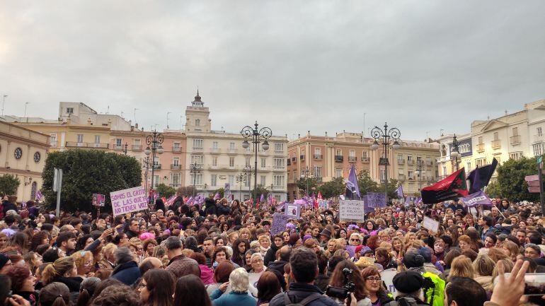 Inicio de la manifestación por el 8-M en Cádiz