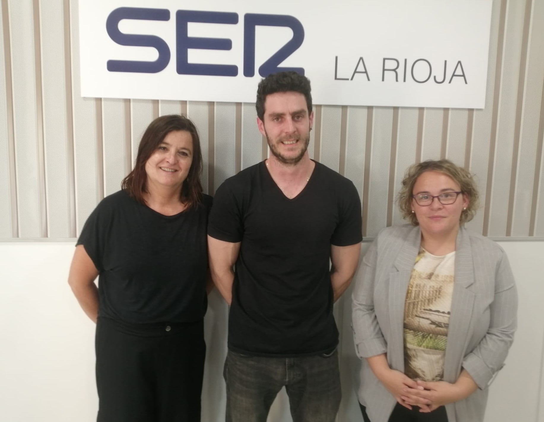 María Jesús Calavia (trabajadora social), Fermín Cano (intérprete) y Natalia Mejías (profesora de lengua de signos), en los estudios de la Cadena SER de La Rioja.