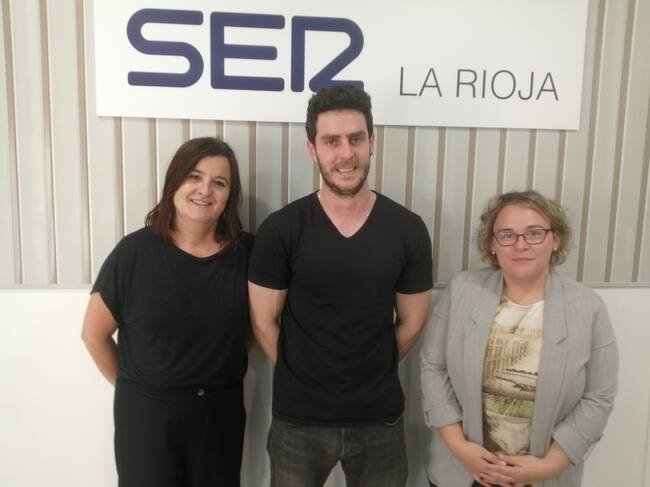 María Jesús Calavia (trabajadora social), Fermín Cano (intérprete) y Natalia Mejías (profesora de lengua de signos), en los estudios de la Cadena SER de La Rioja.