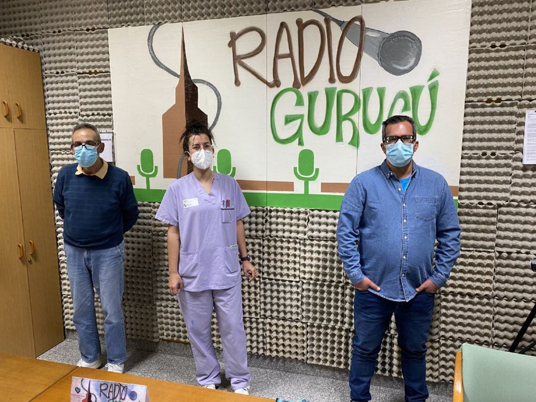 En la imagen, María de Terapia Ocupacional está flanqueada por Carlos y José Luis, reporteros de Radio Gurugú