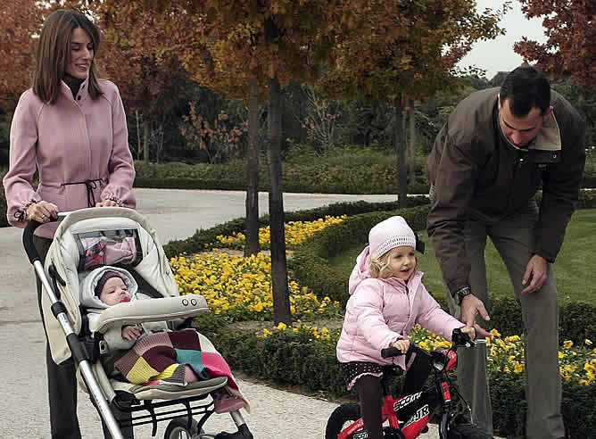 En la imagen, los Príncipes de Asturias rodeados de sus hijas