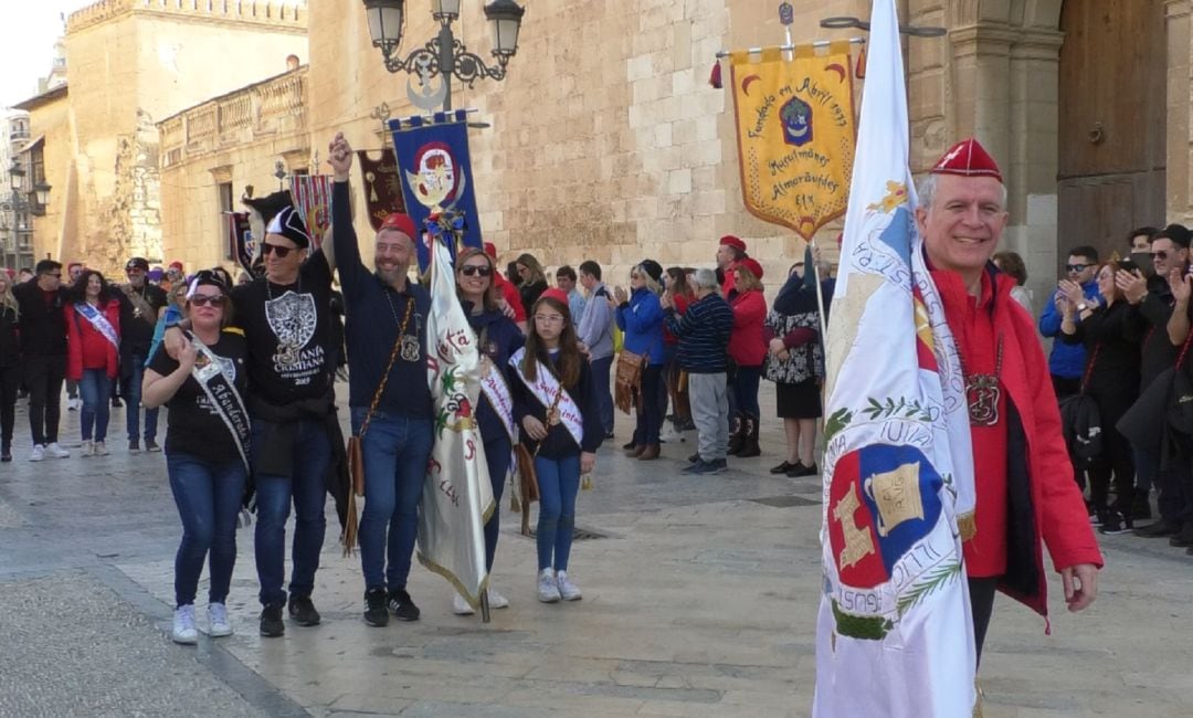 Los cargos festeros de 2019 se despiden en un emotivo homenaje acompañados de los estandartes y arropados por los aplausos de festeros y festeras