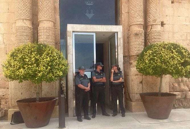 Agents de la Guàrdia Civil custodiant l&#039;entrada a l&#039;Ajuntament de Torredembarra