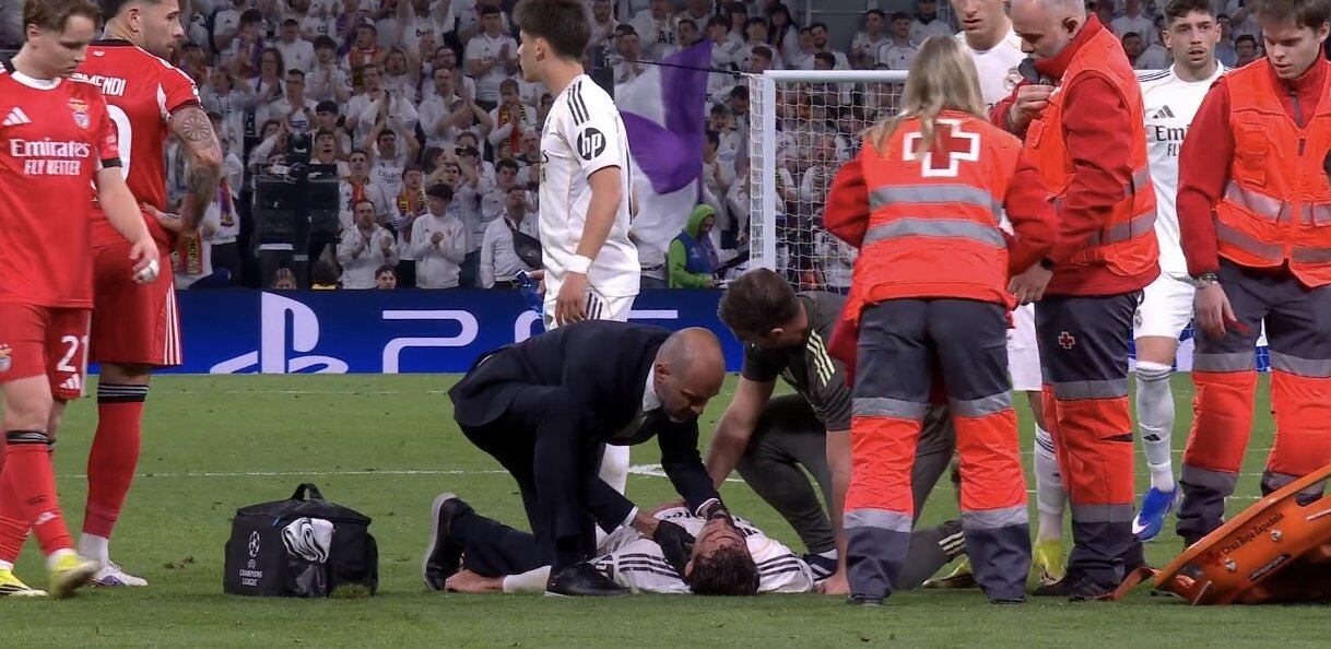 Asencio, atendido sobre el césped del Bernabéu.