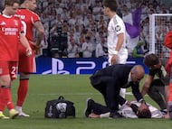 Asencio, atendido sobre el césped del Bernabéu.