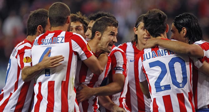 Los jugadores del Atlético de Madrid celebran el gol conseguido por el delantero colombiano Radamel Falcao (d), durante el partido de ida de los cuartos de final de la Liga Europa