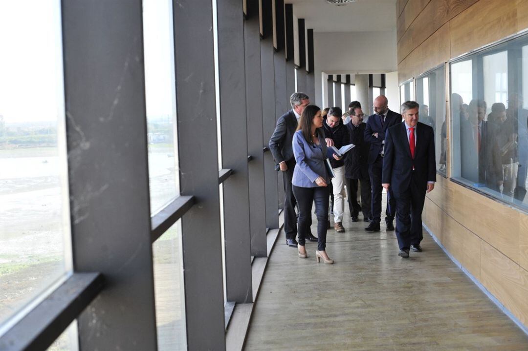 Equipos del Ayuntamiento y de Navantia en una vista a El Barco