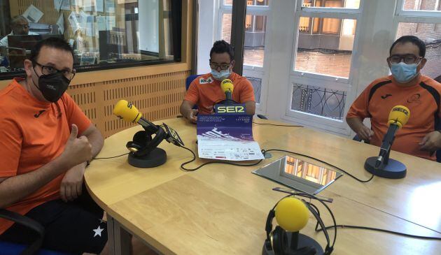 De izquierda a derecha: Salvador García, Eduardo Ros y Gonzalo Fernández, en los estudios de Radio Murcia