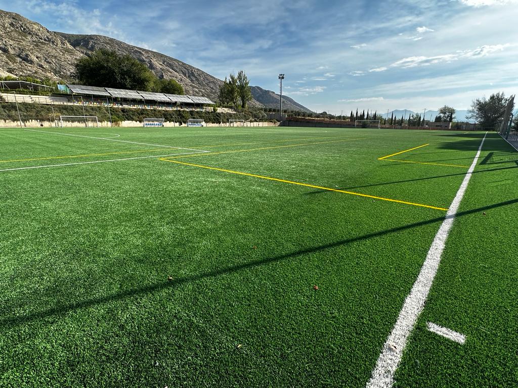 Renovación del césped del Luiche