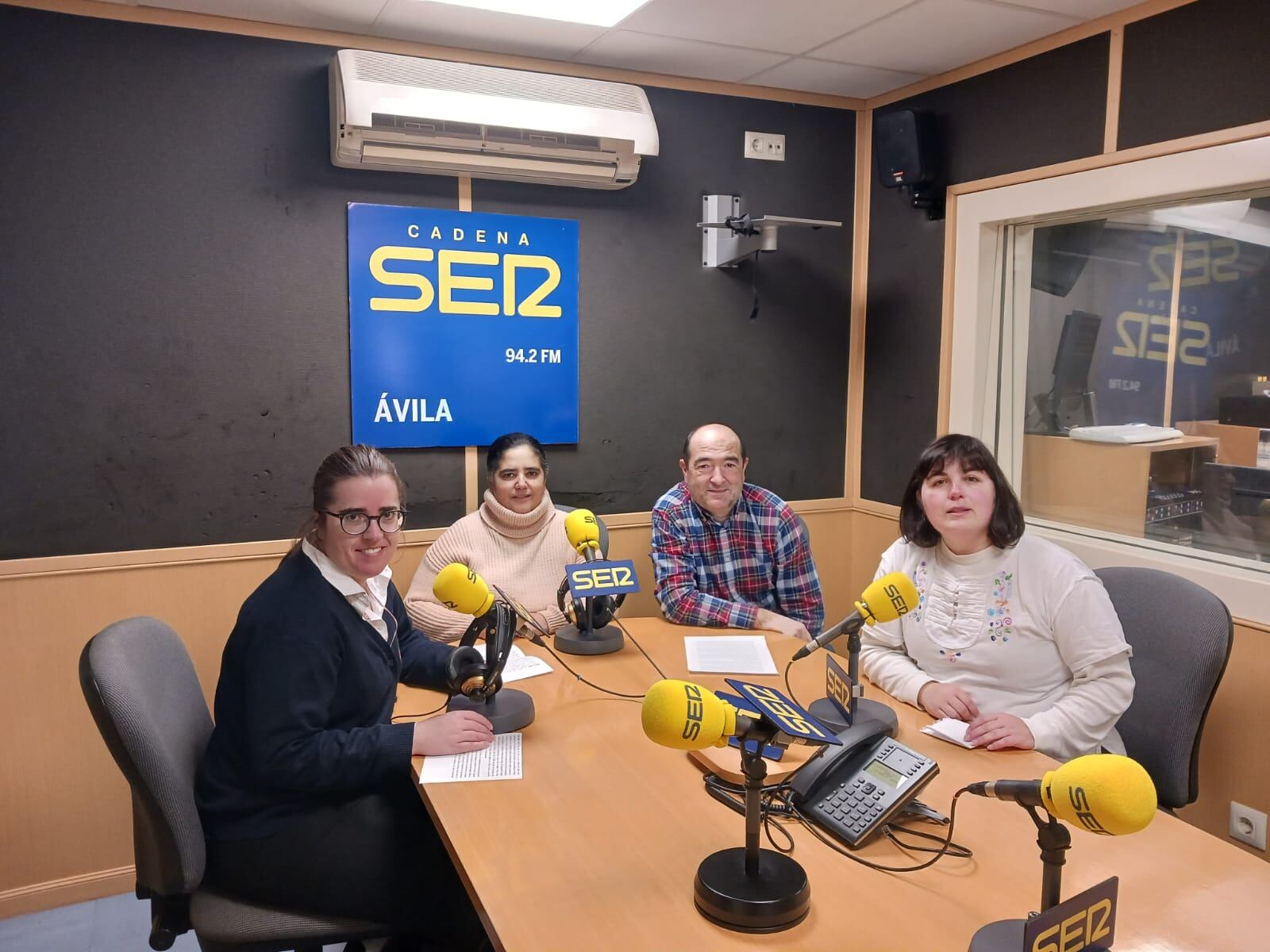 Ángela Martín, Ana María y Ángela Díaz con Luis Sánchez en el estudio de Ser Ávila