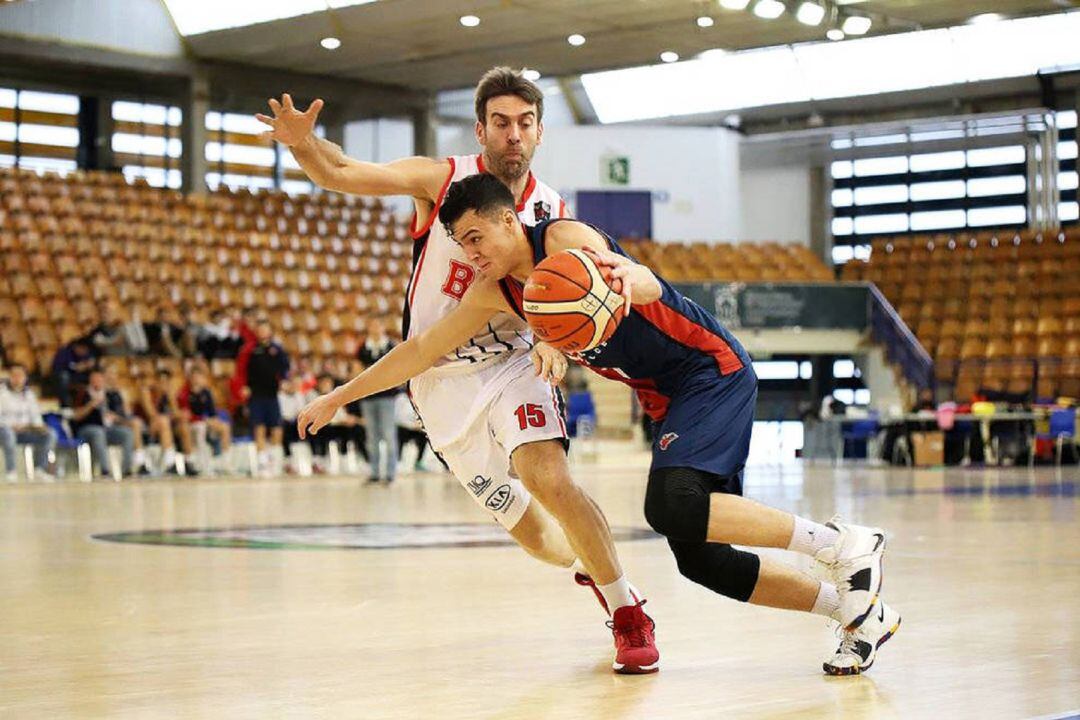 Lautaro López, durante un partido con el filial del Baskonia en Mendizorroza.