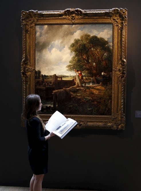 Una empleada de la casas de subastas Christie&#039;s observa el cuadro &quot;La esclusa&quot; (The lock) de John Constable. <b>EFE</b>