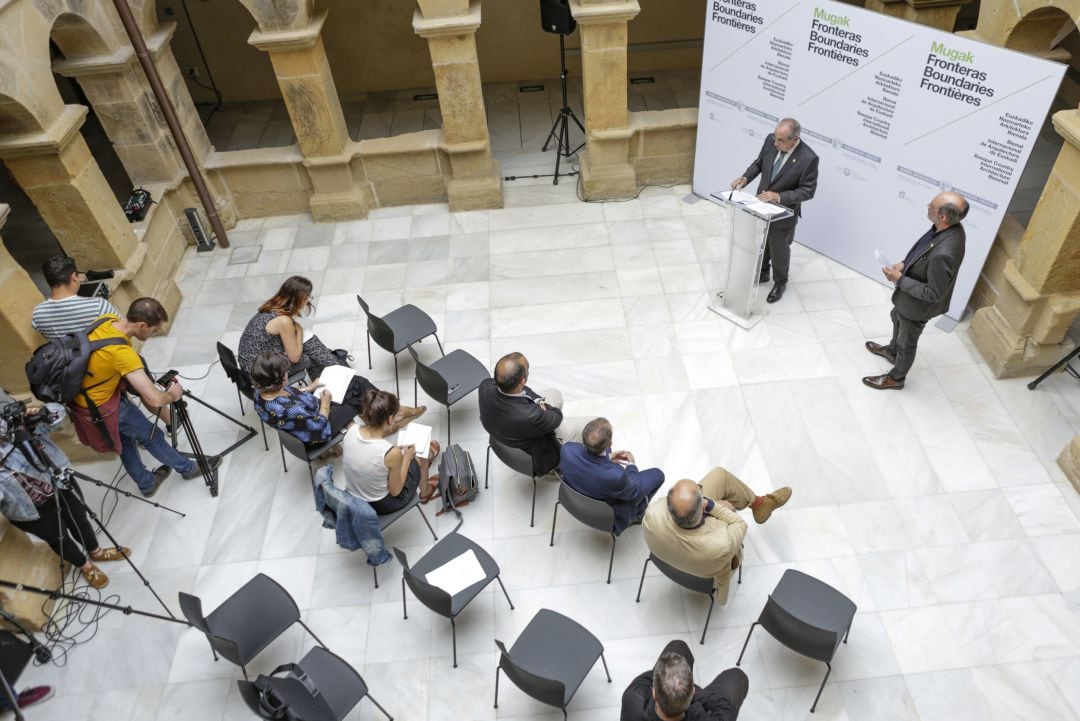 II Bienal de Arquitectura Internacional presentada por el Consejero de Vivienda, Iñaki Arriola y el Comisario del Bienal, Pedro Astigarraga