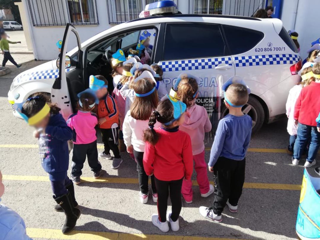 Actividad de las que organiza habitualmente la Inspección de la Policía Local donde se muestra a los niños el trabajo que desarrolla el cuerpo de seguridad dependiente del ayuntamiento. Se les explica como trabajan y de que manera la policía está al servicio de todos los ciudadanos.