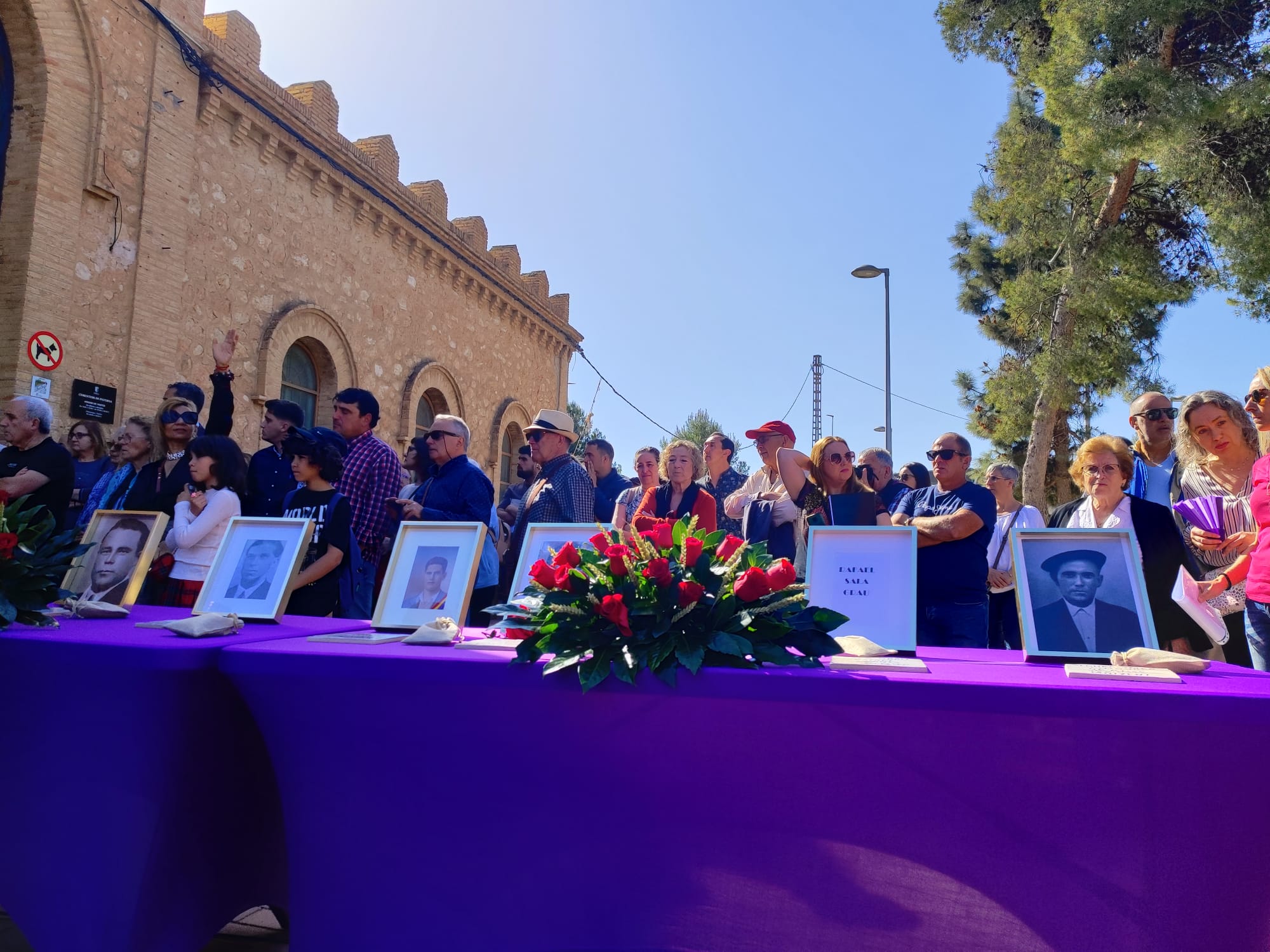 Imagen del acto celebrado esta mañana en el cementerio de Paterna