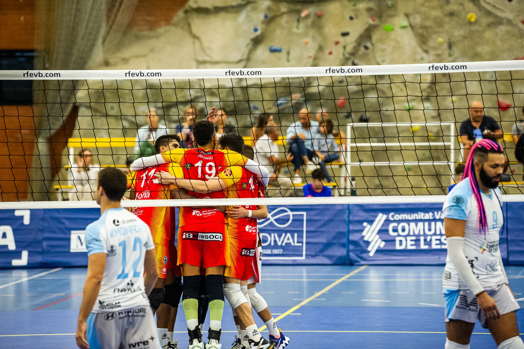 Los jugadores del Río Duero Soria celebran un punto en Valencia, en la primera vuelta.