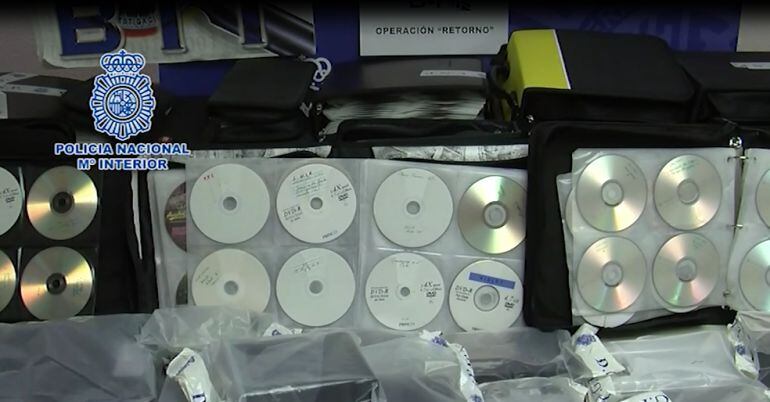Discos donde se almacenaba material pedófilo incautado por la policía