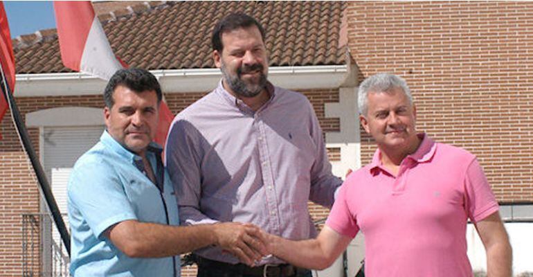 El alcalde, Narciso Romero; el concejal de Deportes, Javier Heras; y el presidente de la Asociación de Baloncestistas, Alfonso Reyes, tras la firma del acuerdo