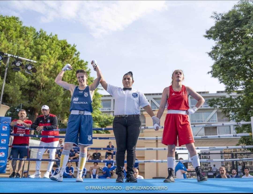 Iratxe Vals (azul) proclamada campeona al terminar un combate de boxeo.