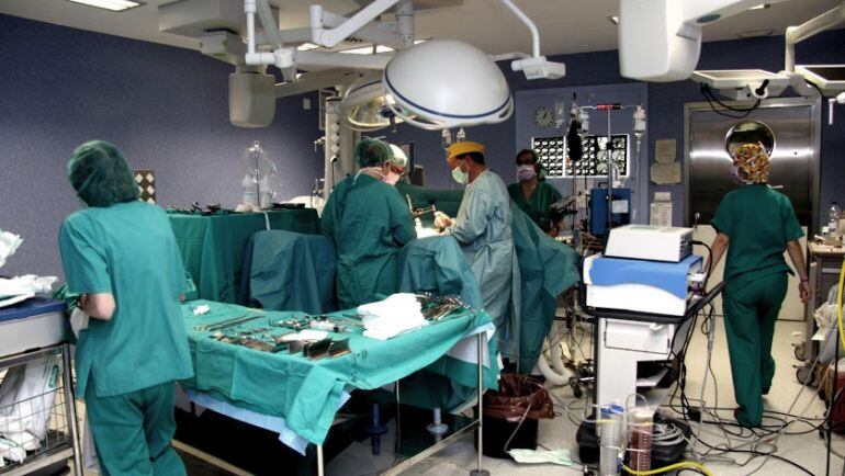 ntervención en uno de los quirófanos del Complejo Hospitalario Torrecárdenas, en una imagen de archivo.