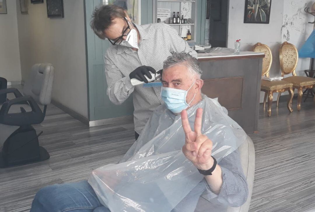 Pepe Belmonte durante su primer corte de pelo en plena desescalada