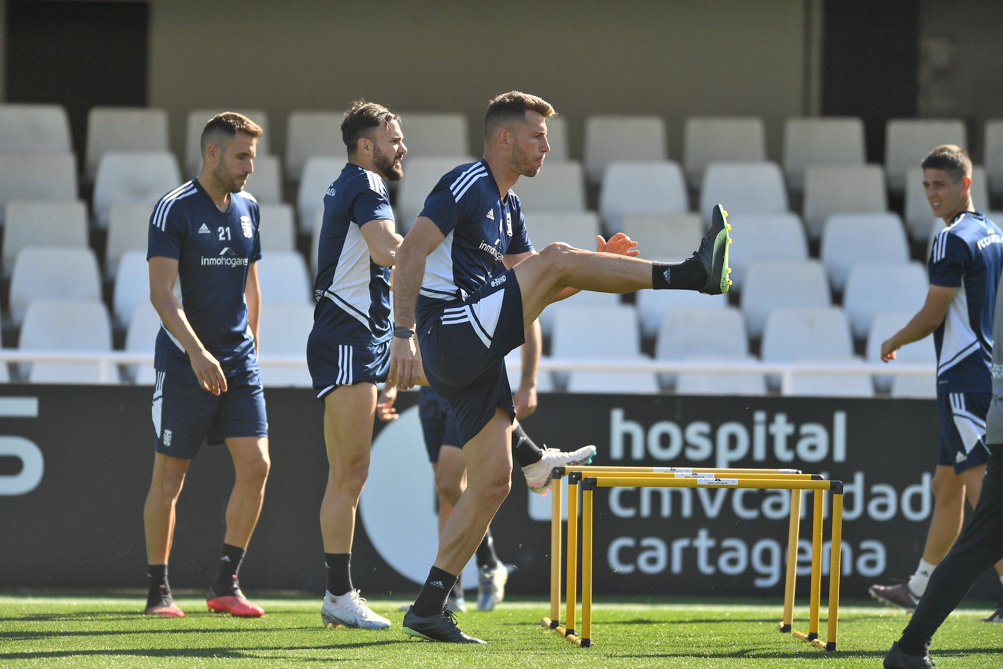 Alcalá y Sadiku durante el entrenamiento de hoy en el Cartagonova