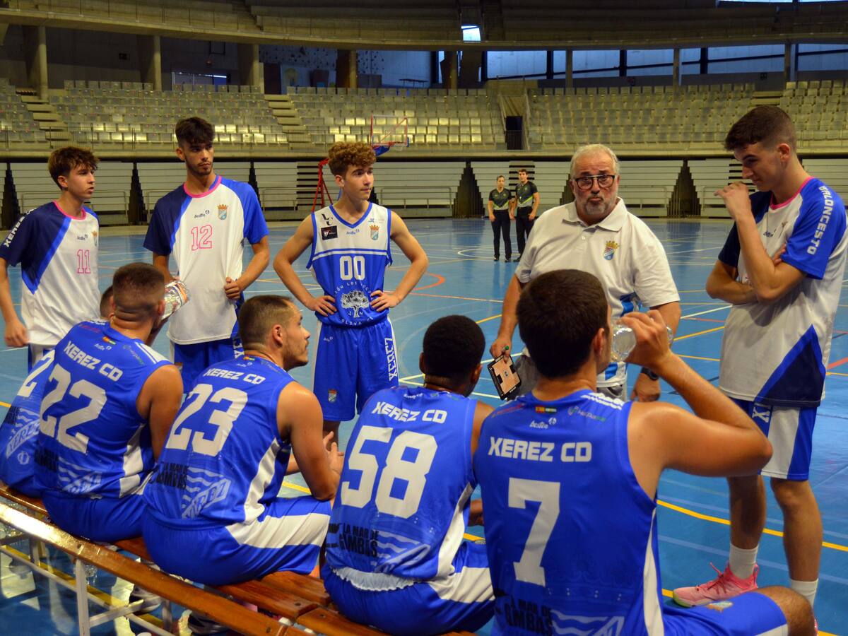 Xerez CD Baloncesto se pone el uniforme de trabajo para remontar un complicado partido ante el DKV Jerez