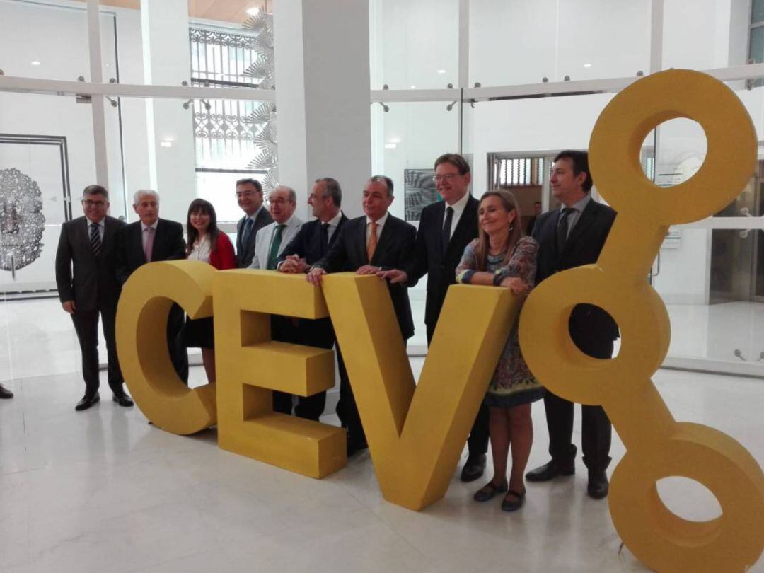 La junta directiva de la CEV con el presidente Salvador Navarro junto al President de la Generalitat y el Delegado del Gobierno en una imagen reciente