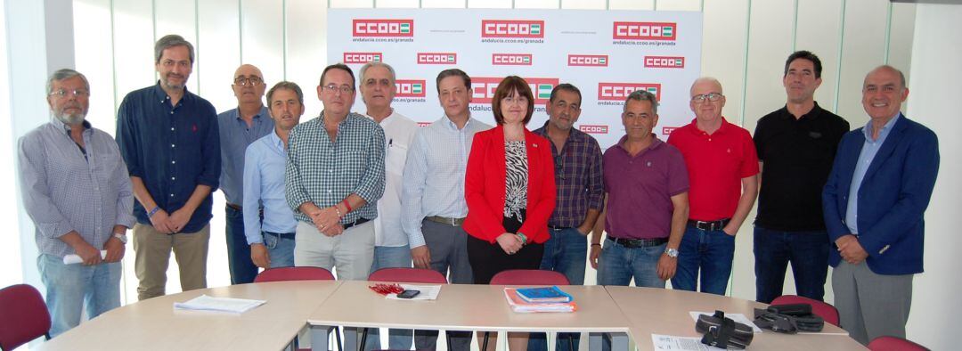 Representantes de la empresa "Aguas y Servicios de la Costa Tropical" y representantes sindicales tras la firma del convenio