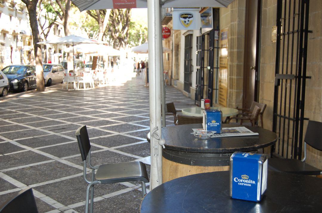 Una terraza vacía en un bar del centro de Jerez