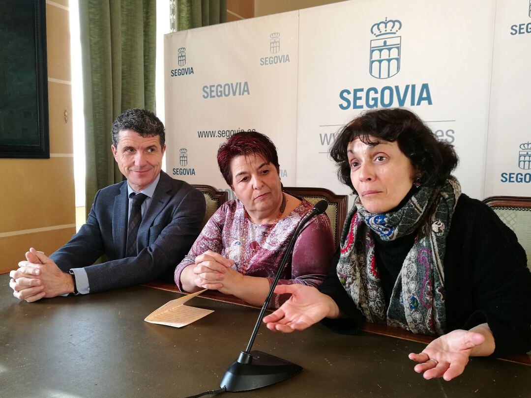 De izda. a dcha Andrés Torquemada concejal de Servicos Sociales,la alcaldesa Clara Luquero y Marifé Santiago responsable de cultura, durante la presentación de la jornada