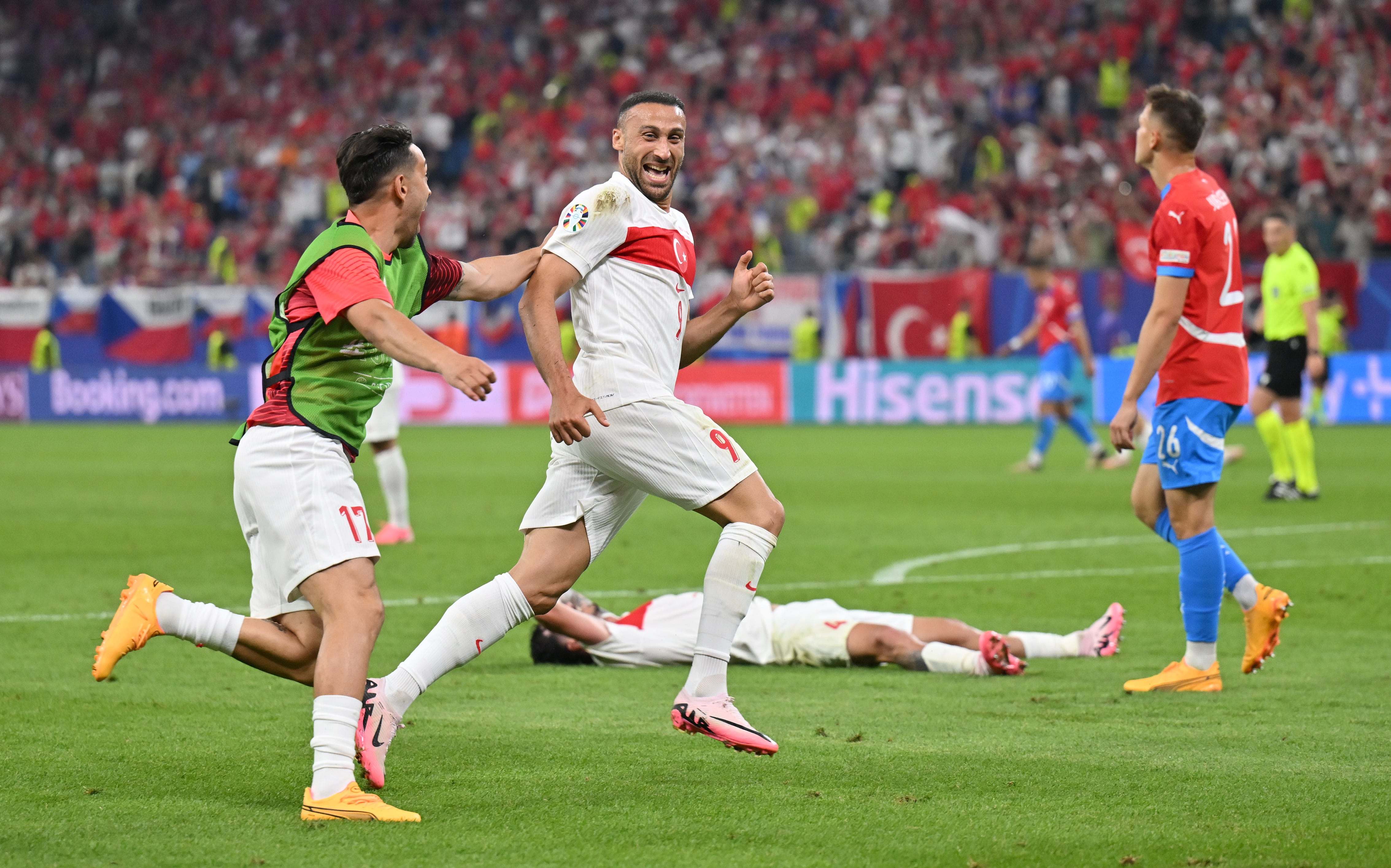 Tosun celebra el 1-2 de Turquía ante Chequia para darles la victoria