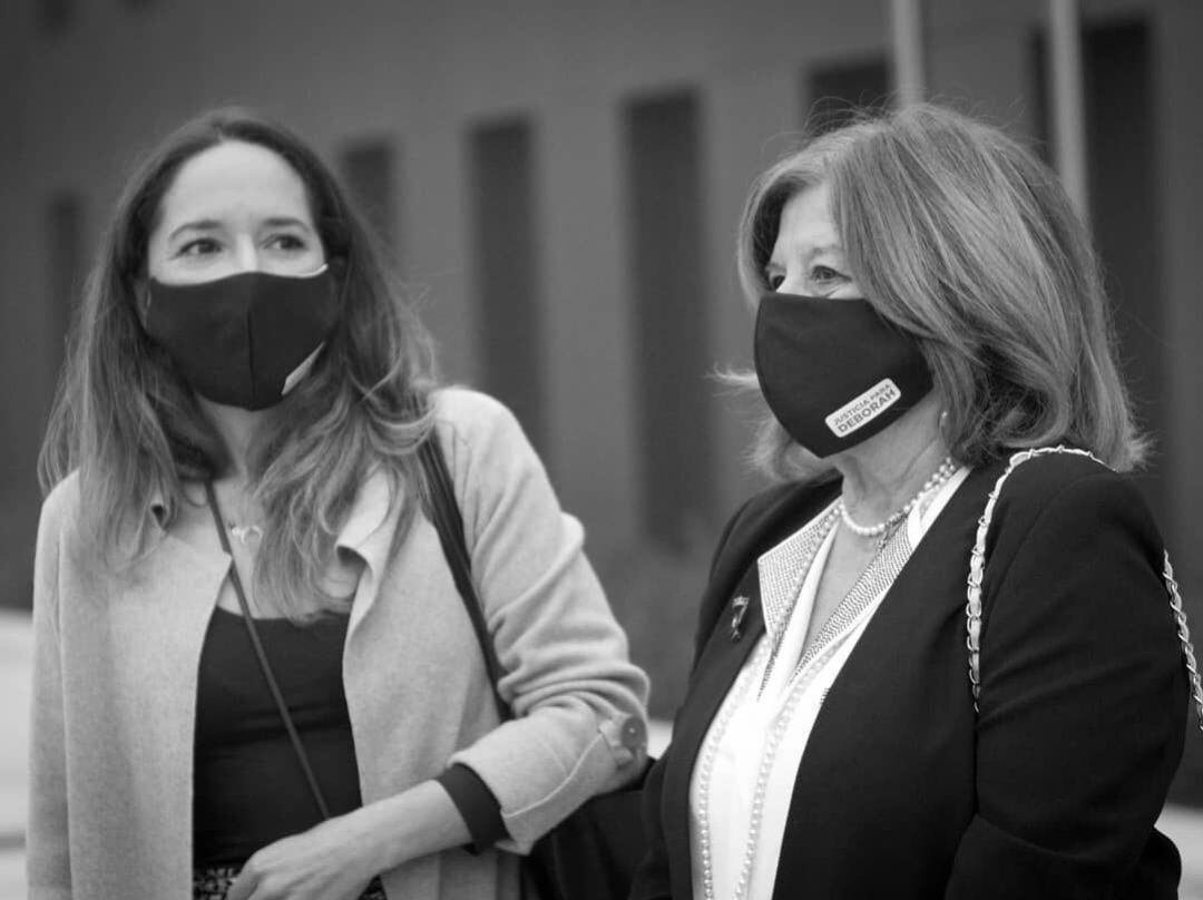 La hermana y la madre de Déborah.