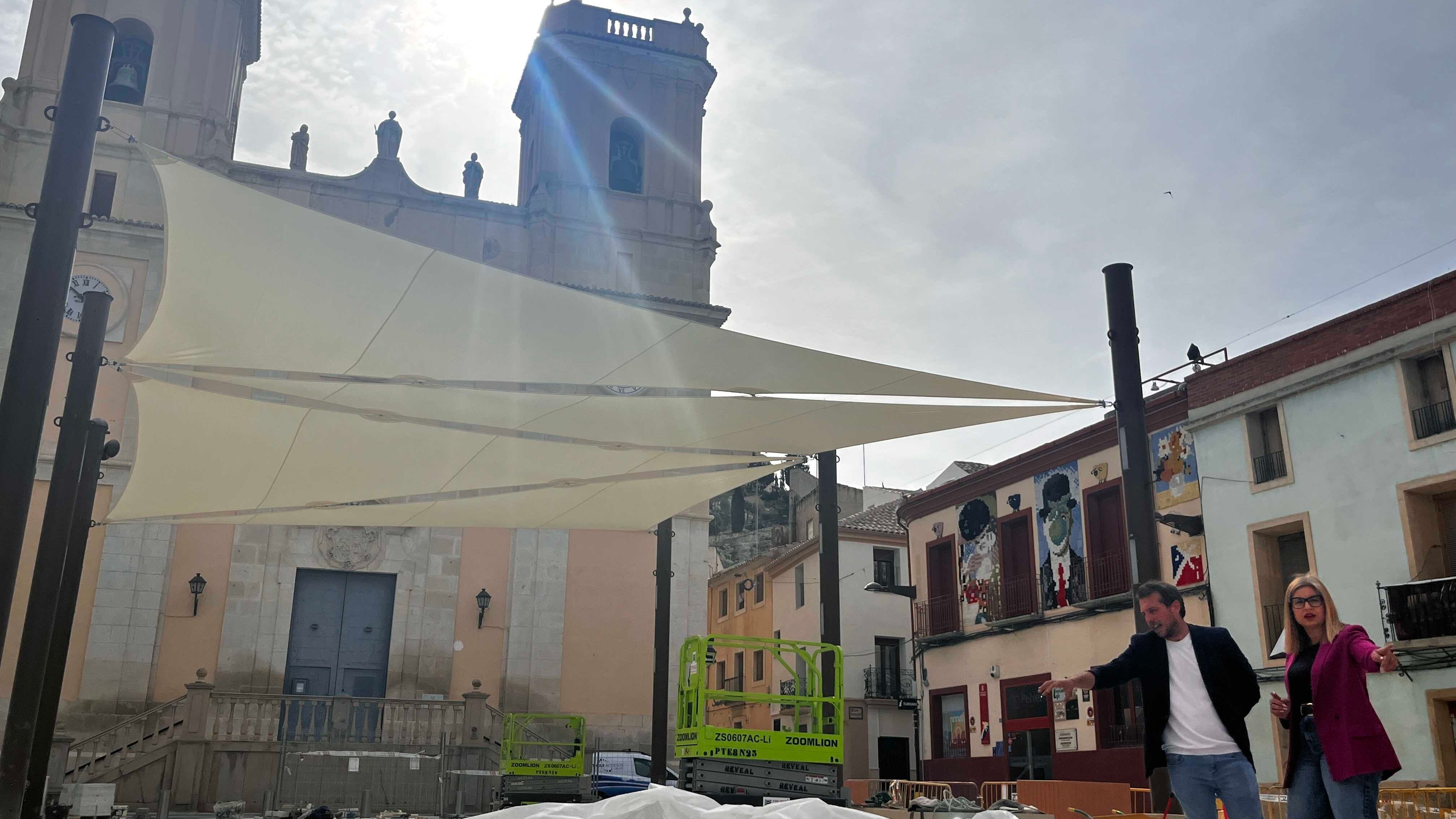 David Morcillo, edil de Urbanismo, e Irene Navarro, alcaldesa de Petrer, en la plaza de Baix