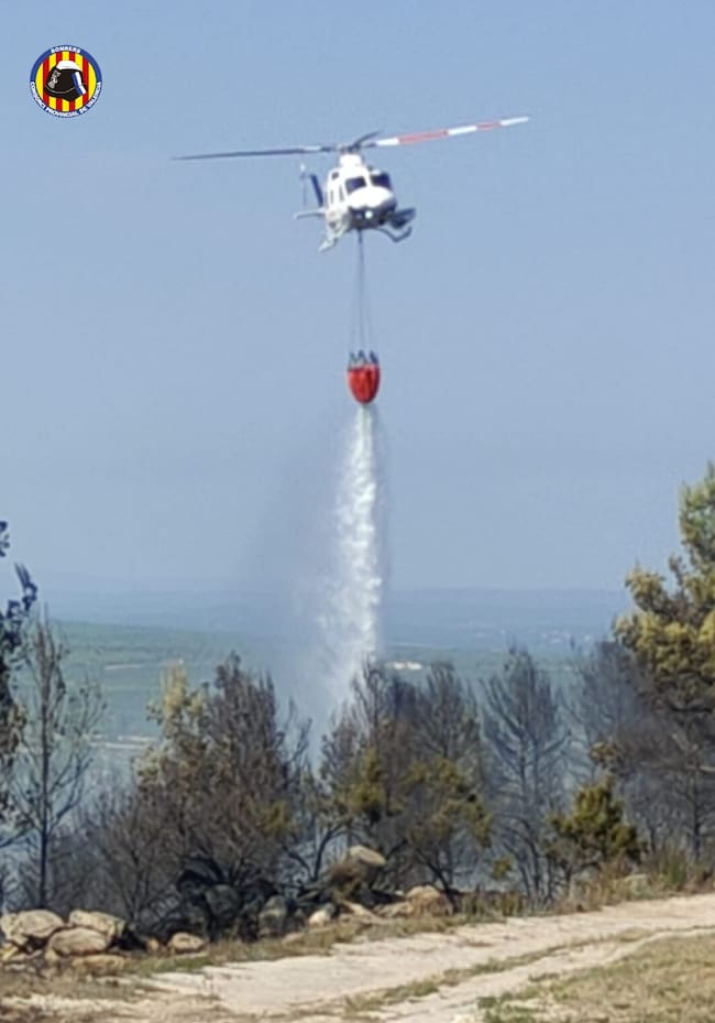 Medio aéreo en el incendio en Moixent (Fuetee: Consorcio de Bomberos)