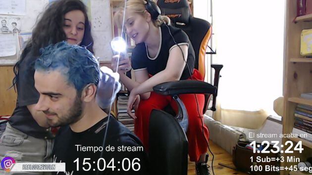 Pablo Díaz junto con Martha y Nora mientras se tiñe el pelo en streaming.